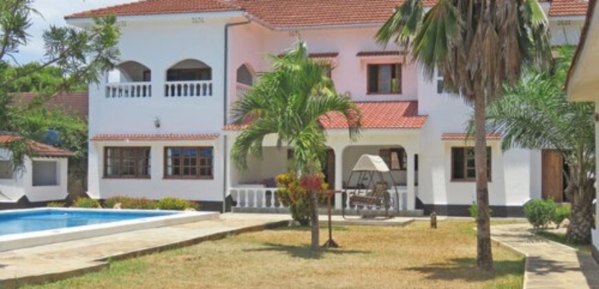 3 BEDROOM VILLA WITH GUEST COTTAGE ONLY MINUTES FROM THE BEACH 2ND ROW – SOUTH WATAMU