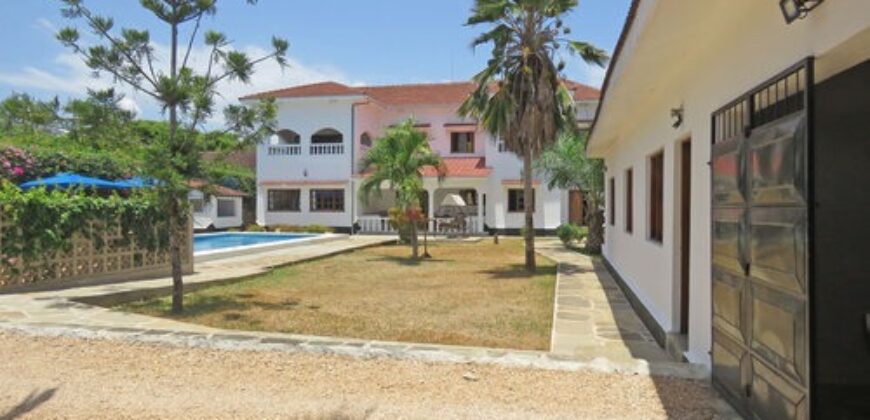 3 BEDROOM VILLA WITH GUEST COTTAGE ONLY MINUTES FROM THE BEACH 2ND ROW – SOUTH WATAMU