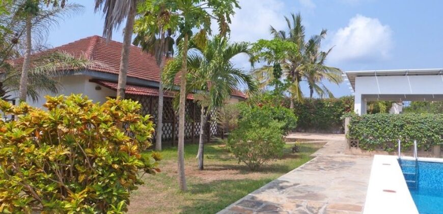 3 BEDROOM VILLA WITH GUEST COTTAGE ONLY MINUTES FROM THE BEACH 2ND ROW – SOUTH WATAMU